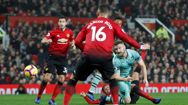 Mustafi berjibaku lolos dari kawalan para pemain Manchester United. Foto: REUTERS/Darren Staples
