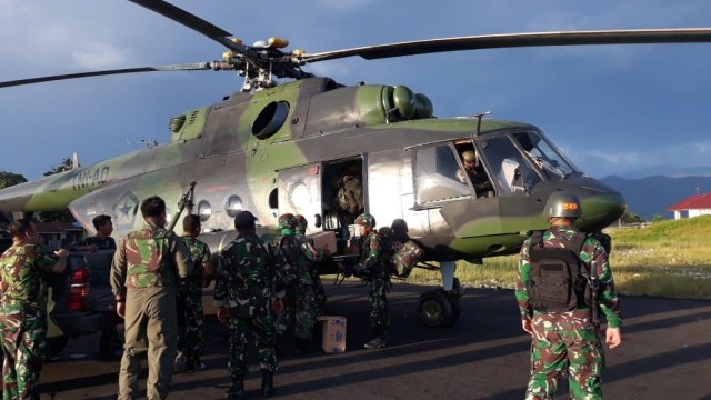 Satuan Setingkat Peleton (SST) dari TNI-Polri menuju lokasi penembakan KKB. (Foto: Dok. Polda Papua)