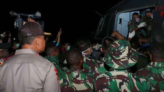 Kapolda Papua Irjen Pol Martuani Sormin memantau proses evakuasi korban dari pekerja Istaka Karya. (Foto: Dok. Polda Papua)