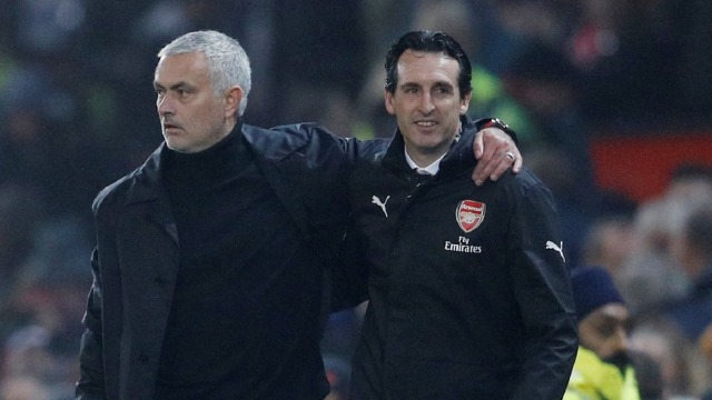 Jose Mourinho dan Unai Emery sesudah laga United vs Arsenal. (Foto: REUTERS/Darren Staples)