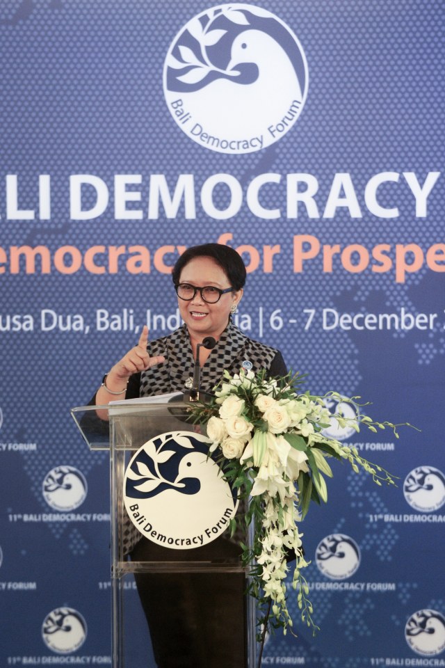 Menteri Luar Negeri Indonesia Retno Masudi berbicara saat konferensi pers di Forum Demokrasi Bali ke-11 di Nusa Dua, Bali. (Foto: AFP/SONNY TUMBELAKA)