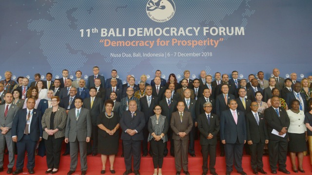 Berfoto bersama menteri dan delegasi negara peserta forum seusai pembukaan Bali Domocracy Forum 2018 di Nusa Dua, Bali, Kamis (6/12/2018).  (Foto: ANTARA FOTO/Nyoman Budhiana)
