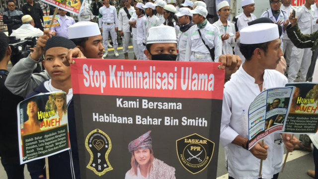 Pendukung Habib Bahar bin Smith menggelar aksi demonstrasi di depan Bareskrim Polri, Jalan Medan Merdeka Timur, Jakarta Pusat. (Foto: Fachrul Irwinsyah/kumparan)
