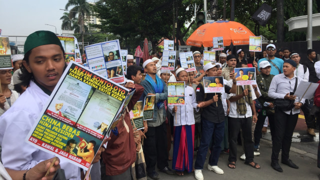 Pendukung Habib Bahar bin Smith menggelar aksi demonstrasi di depan Bareskrim Polri, Jalan Medan Merdeka Timur, Jakarta Pusat. (Foto: Fachrul Irwinsyah/kumparan)
