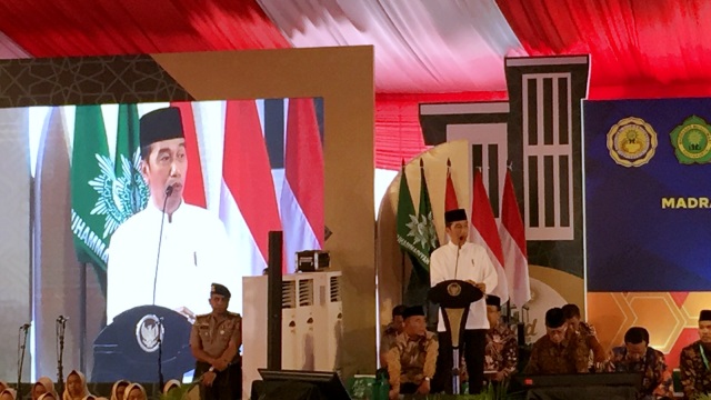 Presiden Jokowi saat memberikan pidato dalam Resepsi Milad Satu Abad Madrasah Muallimin Mualimaat Muhammadiyah di Yogyakarta, Kamis (6/12). (Foto: Arfiansyah Panji Purnandaru/kumparan)