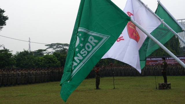 Bendera GP Ansor saat acara 'Apel Kebangsaan dan Kemah Kemanusiaan' di Bumi Perkemahan Ragunan Jakarta Selatan, Selasa (18/4/2017). Foto: Aditia Noviansyah/kumparan