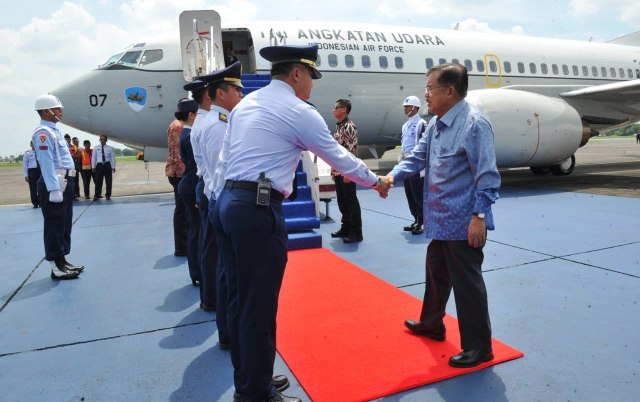 Wakil Presiden Jusuf Kalla (kanan) bertolak ke Padang Buka Kongres PII XXI. (Foto: Dok. Setwapres)