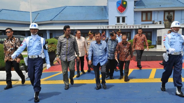 Wakil Presiden Jusuf Kalla (tengah) bertolak ke Padang Buka Kongres PII XXI. (Foto: Dok. Setwapres)