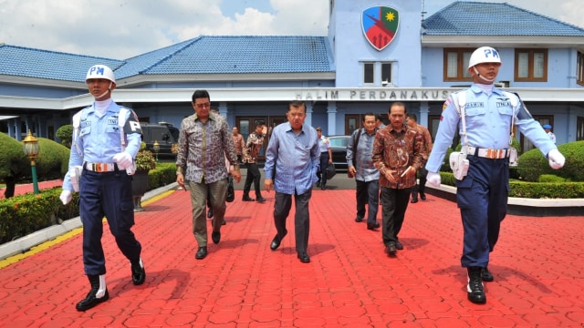 Wakil Presiden Jusuf Kalla (tengah) bertolak ke Padang Buka Kongres PII XXI. (Foto: Dok. Setwapres)