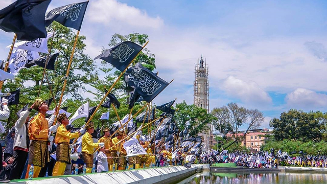 Kegiatan massa HTI sebelum dibubarkan. Foto: Aditia Noviansyah/kumparan