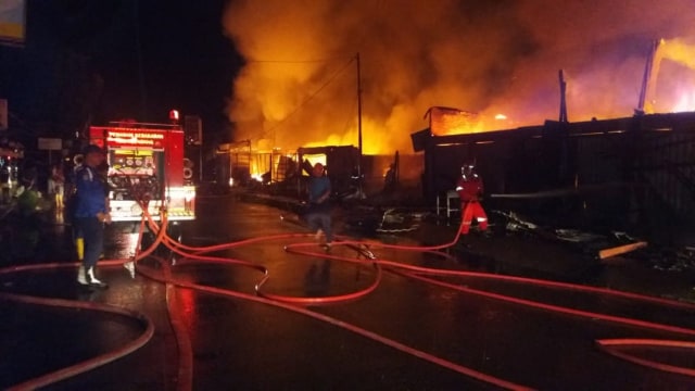 Kebakaran di Pasar Tabing, Kecamatan Koto Tangah, Padang, Sumatera Barat, Kamis (6/12). (Foto: Dok. Istimewa)