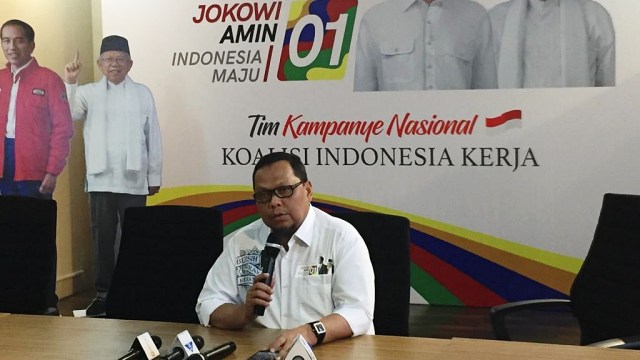 Wakil Direktur Saksi TKN Jokowi-Ma'ruf Amin Lukman Edy memberikan keterangan Pers di Posko Cemara, Jakarta Pusat, Kamis (6/12) (Foto: Rafyq Panjaitan/kumparan)