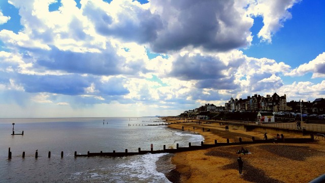 Pemandangan pinggir pantai di Suffolk, Inggris. (Foto: David Wall/flickr)