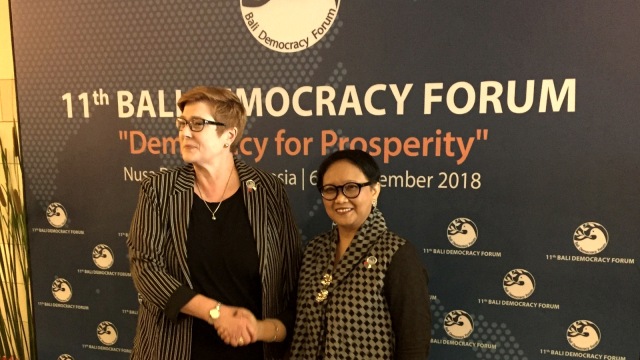 Menlu Australia Marise Payne (kiri) dan Menlu RI Retno Marsudi (kanan) Usai Pertemuan Bilateral di Bali, Kamis (6/12). (Foto: Darin Atiandina/kumparan)