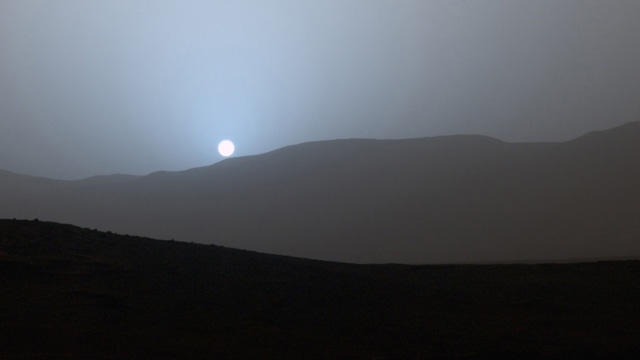 Robot Curiosity menangkap gambar Matahari tenggelam berwarna biru di Mars. (Foto: Dok: NASA)