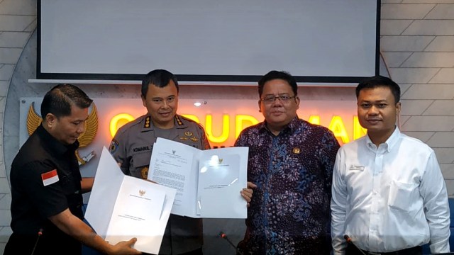 Penyerahan LAHP kasus Novel Baswedan dari Ombudsman RI ke perwakilan Polda Metro Jaya. (Foto: Maulana Ramadhan/kumparan)