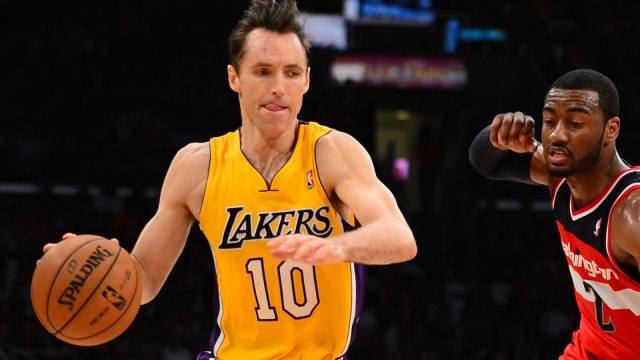 Steve Nash saat membela LA Lakers. (Foto: AFP/Frederic J. Brown)