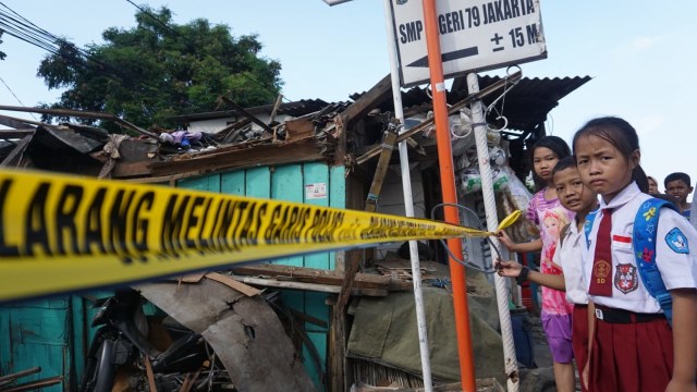 Rumah warga yang tertimpa crane, mengakibatkan tiga orang luka-luka. (Foto: Iqbal Firdaus/kumparan)