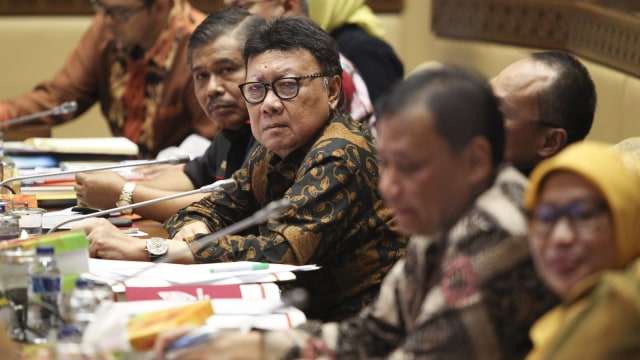 Menteri Dalam Negeri (Mendagri) Tjahjo Kumolo (tengah) mengikuti Rapat Kerja (Raker) dengan Komisi II DPR di Kompleks Parlemen, Senayan, Jakarta, Kamis (6/12/2018). (Foto: ANTARA FOTO/Dhemas Reviyanto)