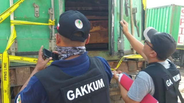 Gakkum LHK Jawa Timur menggerebek 2 industri penadah kayu ilegal dari Papua Barat. (Foto: Dok. Kementerian LHK)