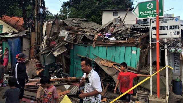 Kondisi rumah yang tertimpa crane di Jalan Dakota Raya, Kemayoran, Jakarta Pusat. (Foto: Ferry Fadhlurrahman/kumparan)