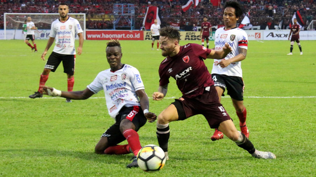 Marc Klok membela PSM Makassar dalam laga melawan Bali United. (Foto: Abriawan Abhe/Antara)