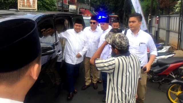 Prabowo Subianto (kiri) tiba di acara Haul Habib Kwitang, Kwitang, Jakarta Pusat. (Foto: Ricad Saka/kumparan)