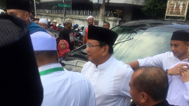 Prabowo Subianto (tengah) tiba di acara Haul Habib Kwitang, Kwitang, Jakarta Pusat. (Foto: Ricad Saka/kumparan)
