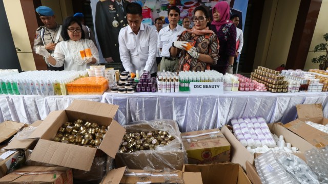 Konferensi pers Polisi kasus kosmetik ilegal di Polda Jawa Timur, Surabaya, Jawa Timur, Selasa (4/12/2018).  (Foto: ANTARA FOTO/Didik Suhartono)
