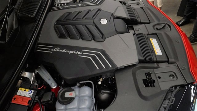 Bagian mesin Lamborghini Urus. (Foto: Jamal Ramadhan/kumparan)