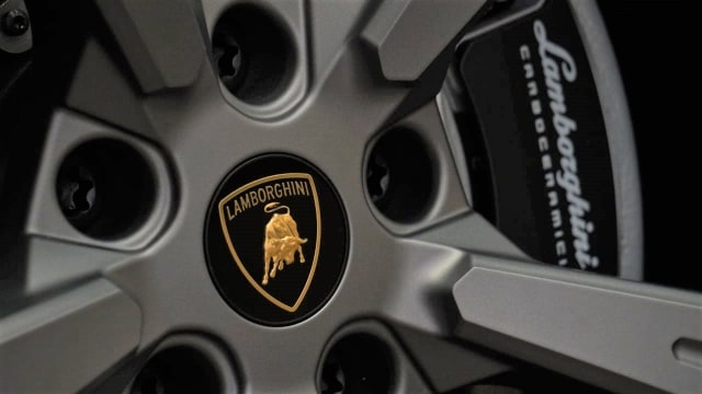 Detail velg Lamborghini Urus. (Foto: Jamal Ramadhan/kumparan)
