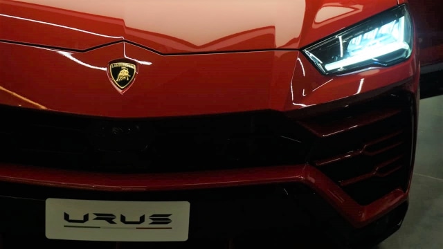 Bagian lampu depan Lamborghini Urus. (Foto: Jamal Ramadhan/kumparan)