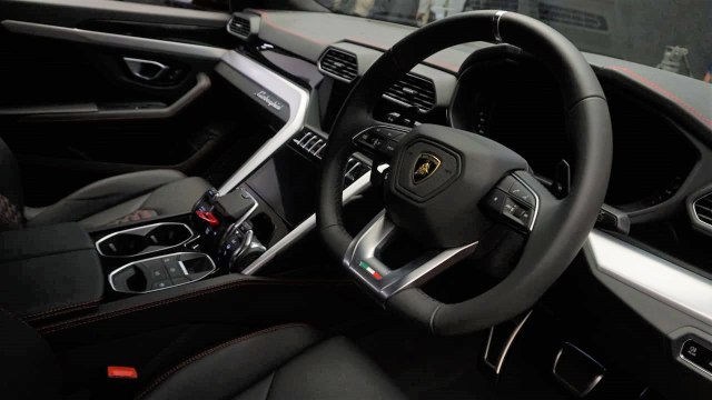 Interior Lamborghini Urus. (Foto: Jamal Ramadhan/kumparan)