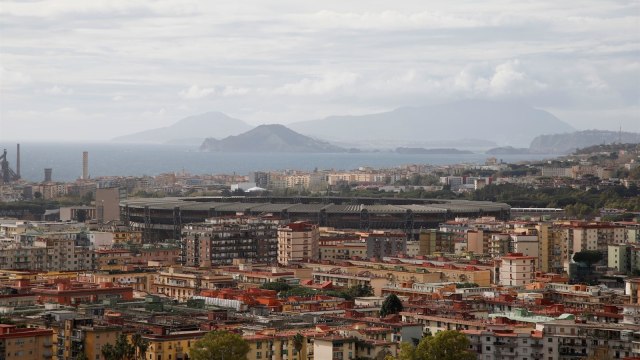 Pemandangan kota Naples. (Foto: Reuters/Ciro De Luca)