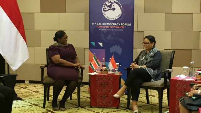 Menlu Republik Indonesia Retno Marsudi (kanan) dan Menlu Suriname Yldiz Deborah Pollack-Beighle (kiri) berbincang dalam penandatanganan MoU on Education and Diplomatic Cooperation. (Foto: Darin Atiandina/kumparan)