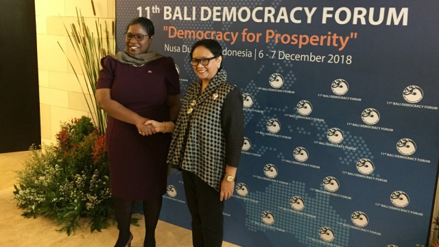 Menlu Republik Indonesia Retno Marsudi (kanan) dan Menlu Suriname Yldiz Deborah Pollack-Beighle (kiri) berjabat tangan dalam penandatanganan MoU on Education and Diplomatic Cooperation. (Foto: Darin Atiandina/kumparan)