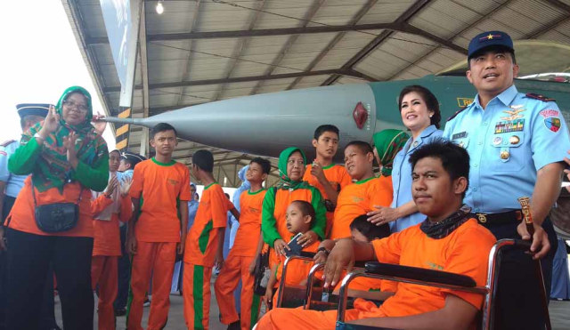 Pesawat Tempur Bikin Anak-anak Disabilitas di Lanud Iswahjudi Girang
