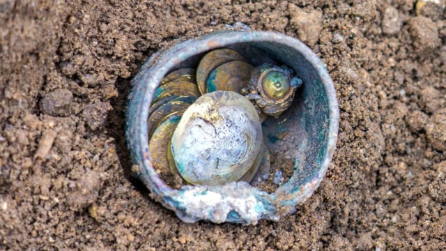Harta karun emas yang ditemukan di Israel (Foto: Yaniv Berman, courtesy of the Caesarea Development Corporation)