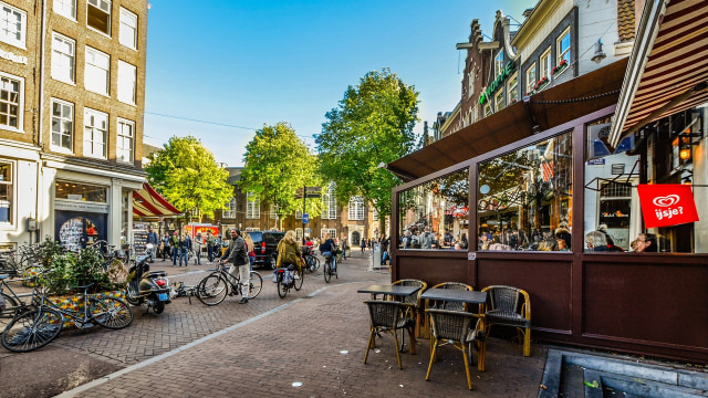 Kafe dan restoran di sisi jalan Amsterdam, Belanda (Foto: Pixabay)