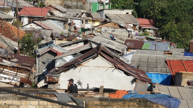Sejumlah rumah mengalami kerusakan akibat terdampak angin puting beliung di Cipaku, Bogor, Jumat (7/12/2018). (Foto: Abil Achmad Akbar/kumparan)