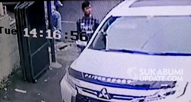 Terekam CCTV, Maling Gasak Tas dari Dalam Mobil Pajero di Cisaat Sukabumi