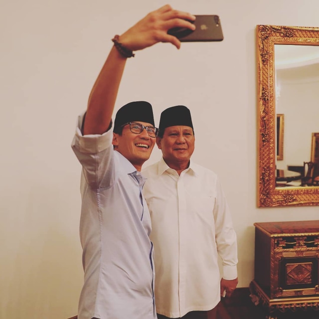 Calon Presiden Prabowo (kanan) dan calon Wakil Presiden Sandiaga Uno (kiri) sedang berswafoto. (Foto: Instagram/@prabowo.subianto)