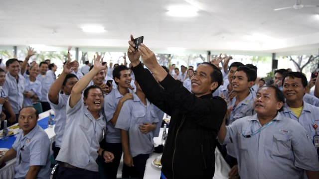 Presiden Jokowi saat kunjungi pabrik motor Yamaha. (Foto: Antara/Puspa Perwitasari)