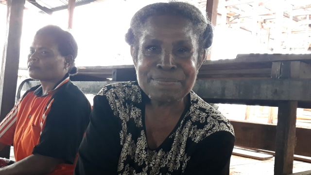 Mama Deborah, salah satu warga di Kampung Yoboi, Sentani, Papua (6/12/2018). (Foto: Ema Fitriyani/kumparan)