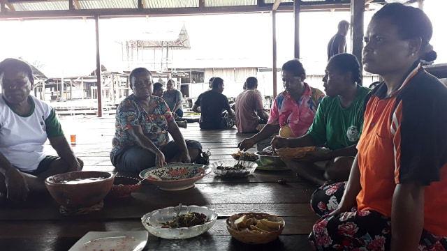 Mama-mama Papua di Kampung Yoboi, Sentani, tengah mengobrol usai makan siang. (6/12/2018). (Foto: Ema Fitriyani/kumparan)