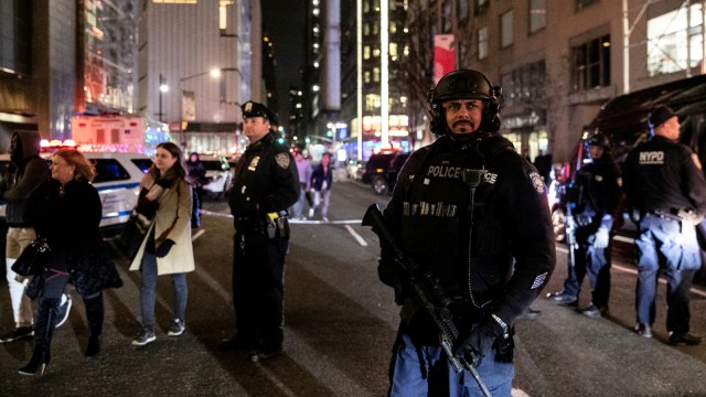 Polisi setempat bersiaga terhadap ancaman bom di kantor CNN, New York. (Foto: Reuters/Jeenah Moon)