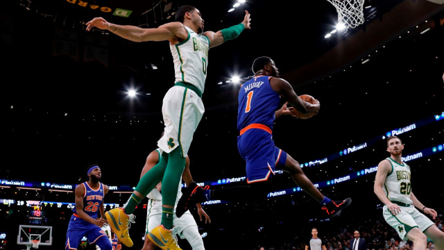Guard Knicks, Emmanuel Mudiay, melewati upaya blok dari Jayson Tatum. (Foto: Reuters/Greg M. Cooper)