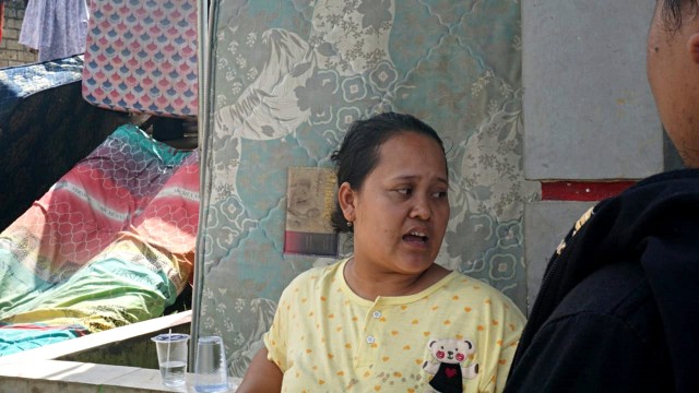 Kesaksian Ibu Limah (38), saat diwawancarai kumparan di Kelurahan Pamoyanan pasca Puting Beliung, Bogor. (Foto: Abil Achmad Akbar/kumparan)