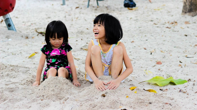 Ilustrasi dua anak perempuan bermain pasir (Foto: Pixabay)