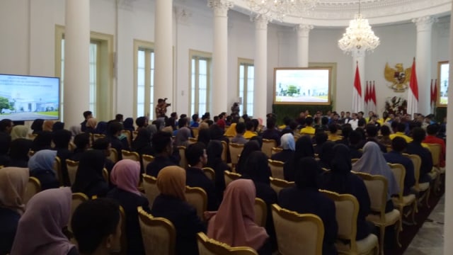 Jokowi bertemu peserta Konferensi Mahasiswa Nasional di Istana Kepresidenan Bogor. (Foto: Jihad Akbar/kumparan)